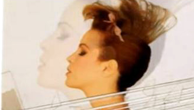 Легендарна поп певачица ПРЕМИНУЛА од вируса корона: А све је деловало као да ће добити битку...