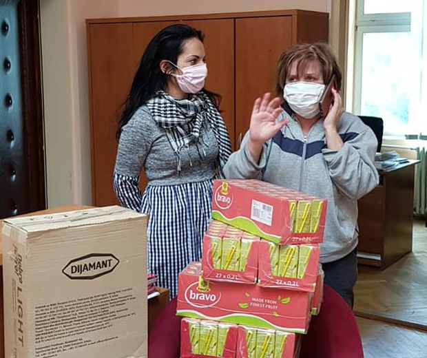 Кад нема дечје граје, шију маске: Васпитачице брину о старима