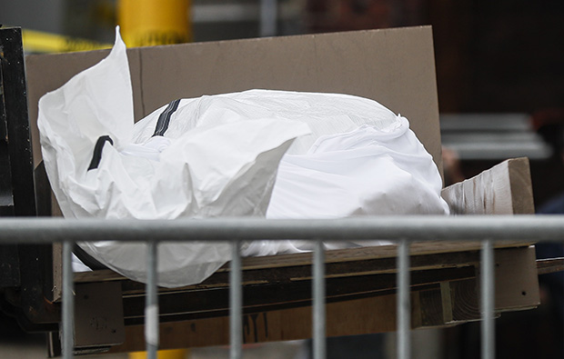 Стравичан снимак из Америке: Мртве у ЏАКОВИМА држе по ходницима, мртвачнице пуне (ВИДЕО)