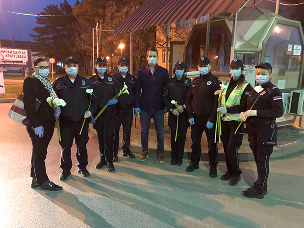 Захвалност борцима против короне у Крагујевцу: Полицајци делили лекарима цвеће и оловке на излазу из Клиничког центра (ВИДЕО)