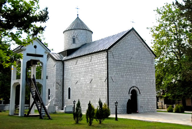 Реаговање сестринства манастира Светог Луке у Жупи поводом натписа да су их Амфилохије и Јоаникије заборавили: Мржња према монахињама