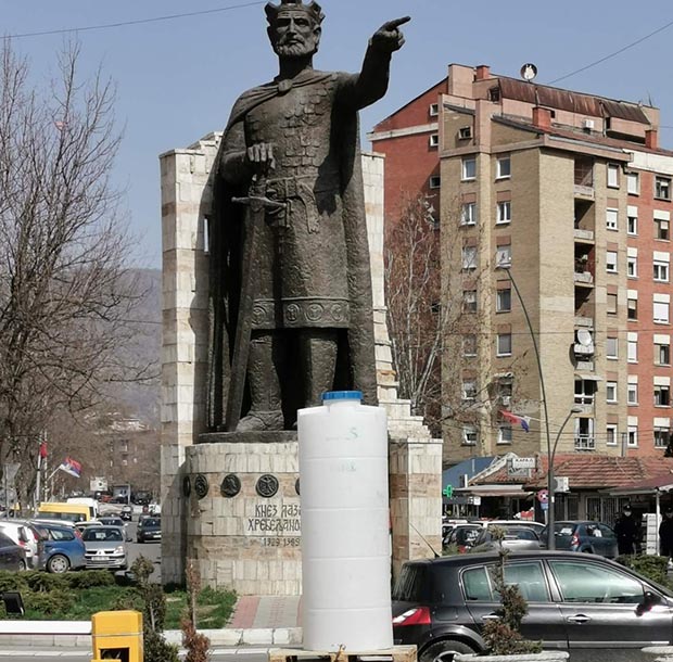 Косовска Митровица и Звечан од вечерас у КАРАНТИНУ