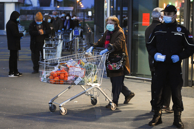 Продавнице отворене за најстарије грађане у суботу од 4.00 до 7.00, уместо у недељу: Сениори спремни за набавку