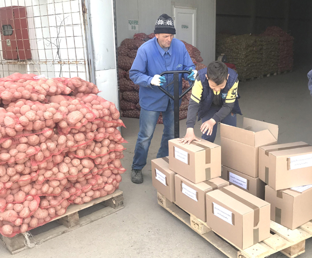 Пољопривредник из Коштунића поклонио пун камион хране