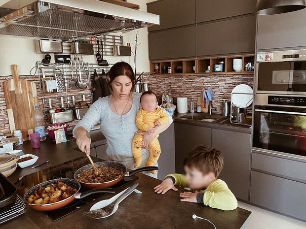 Самоизолација у породичној кући: Сека спремала ручак са Јаковом и Јованом