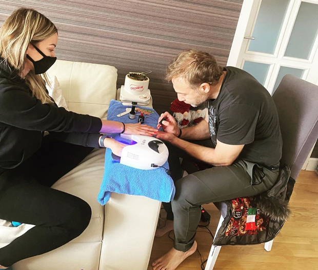 Милан Калинић се похвалио новом вештином: Лакирао нокте супрузи