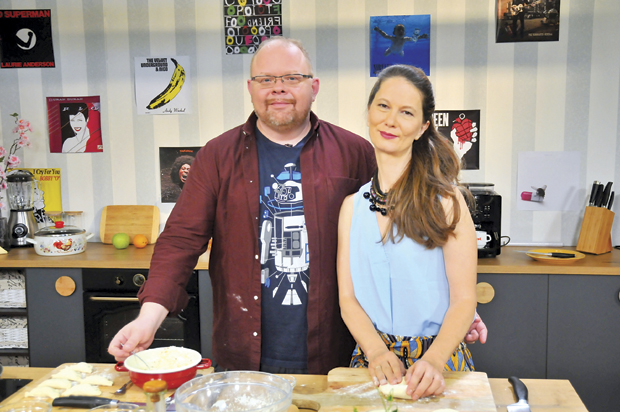 Рокенрол се преселио у кухињу, а кривац је - пита од јабука: Српско-канадски пар аутори емисије на Кичн тв