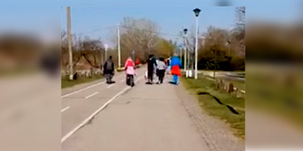 Ни 305 заражених у једном дану им ништа не значе: Савски кеј у Београду врви од људи (ВИДЕО)