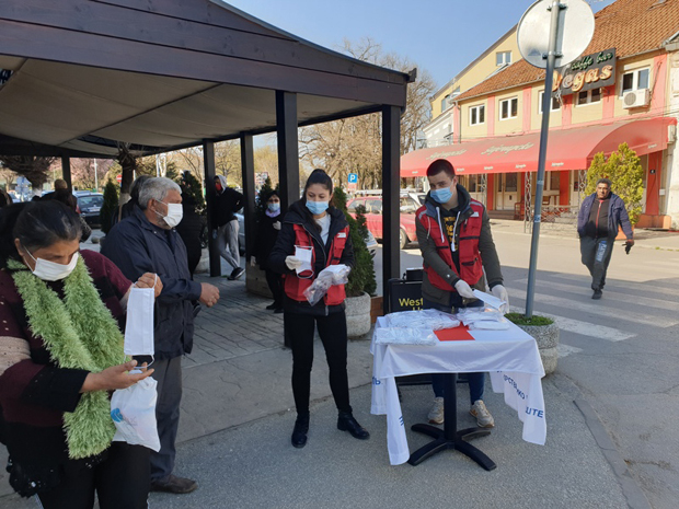Помоћ општине Велико Градиште: Волонтери деле 4.000 маски и 1.000 пакета
