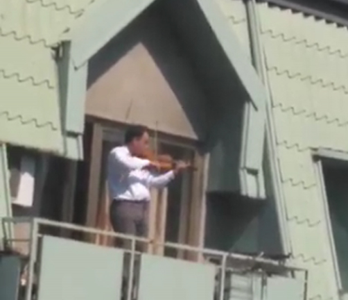 Мини-концерт на тераси: Београђанин Томислав тишину изолације заменио звуцима виолине (ВИДЕО)