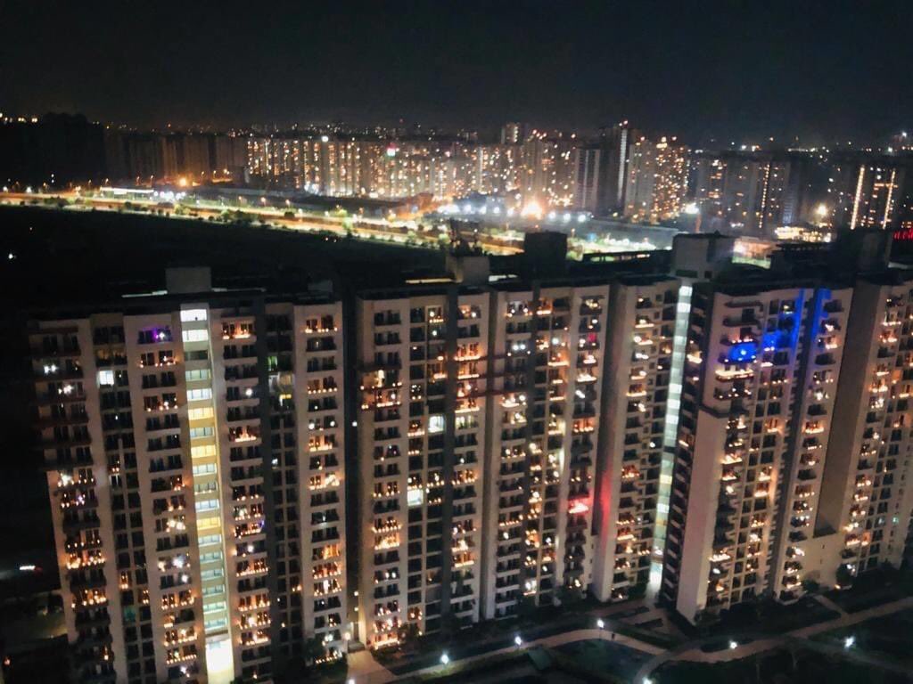 Милиони Индијаца свећама ОСВЕТЛИЛИ мрак корона вируса (ВИДЕО)