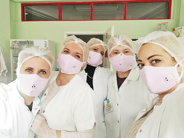 Маске и визири из домаће радиности, праве их чак и мигранти