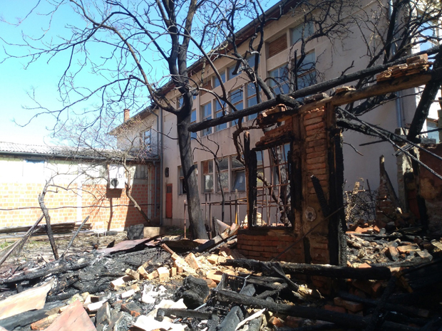 Пожар у центру Пожаревца: Ватра прогутала стару кућу (ФОТО)