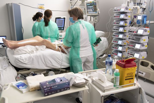 Није посетила мужа на самрти да би уштедела маску за медицинаре: Потресне приче о солидарности