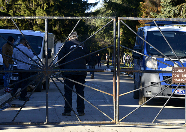 “Све су изломили”: Масовна туча миграната у Обреновцу, неки пробали да побегну из прихватног центра  (ВИДЕО)