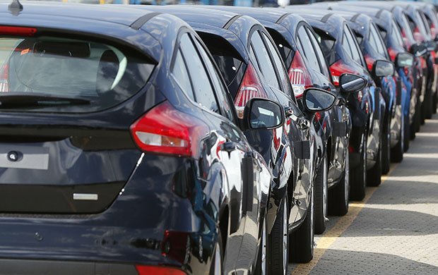 Удар короне на економију: Продаја аутомобила у Британији пала 40 одсто