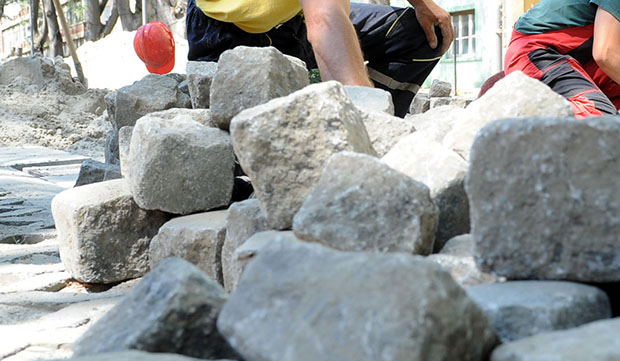 Бежао од полиције, бацио дрогу, па каменом коцком НАПАО полицијског службеника