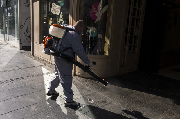 Додатне хигијенске мере у 132 приватне установе за смештај најстаријих: Дезинфекција старачких домова 