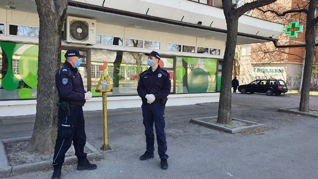 За време најдуже забране кретања, новосадски припадници МУП помагали грађанима: Полицајце зову за лек