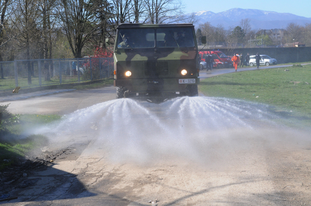 Краљевчани наставаљају дезинфекцију јавних површина: Укључила се и војска