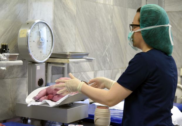 Беба изолована и под надзором: Још једна заражена трудница се породила у “Народном фронту”