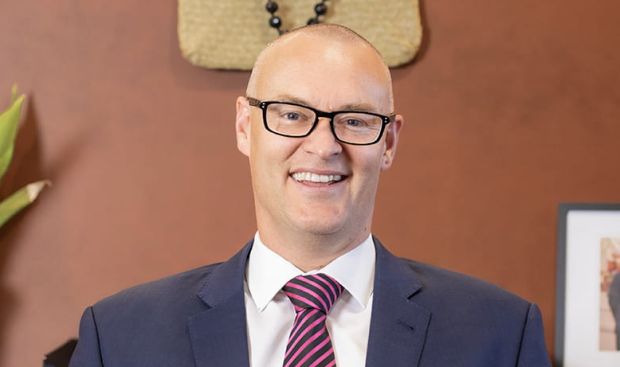 „Понео сам се као идиот”: Новозеландски министар здравља кажњен због кршења забране кретања