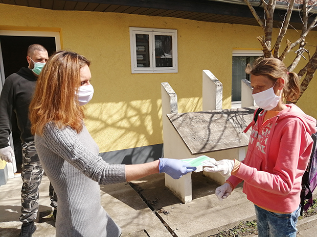 Дописнице Новости обрадовале породице у Суботици: Дар од срца за најсиромашније