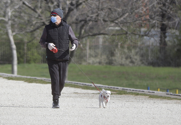 Маскирани Кеба извео кућног љубимца: Песма и шетња за имунитет