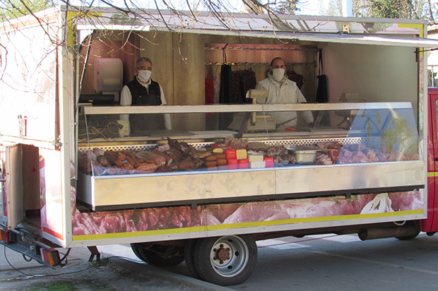 Преуредио хладњачу за транспорт меса и сада продаје “у покрету”: У Панчеву месара на точковима 