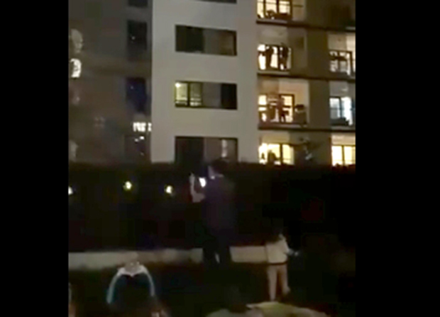 Моћан глас Николе Роквића одзвањао београдским насељем: Погледајте како пева за своје комшије током полицијског часа (ВИДЕО)