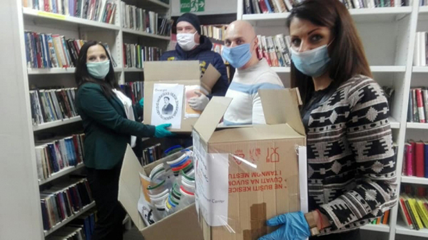 Технологијом против короне: Градска библиотека у Лесковцу се са вирусом бори штампајући визире (ФОТО)