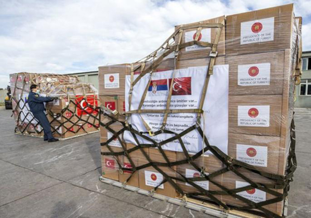 Слетео авион са помоћи из Анкаре: Опрема и тестови послати прво у Србију