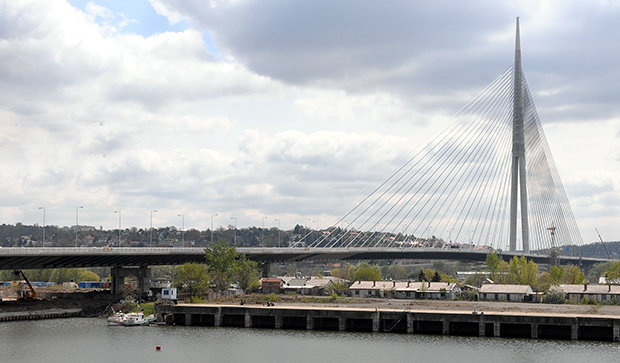 Драма на мосту на Ади: Младић (21) покушао да изврши самоубиство, прешао ограду у намери да СКОЧИ