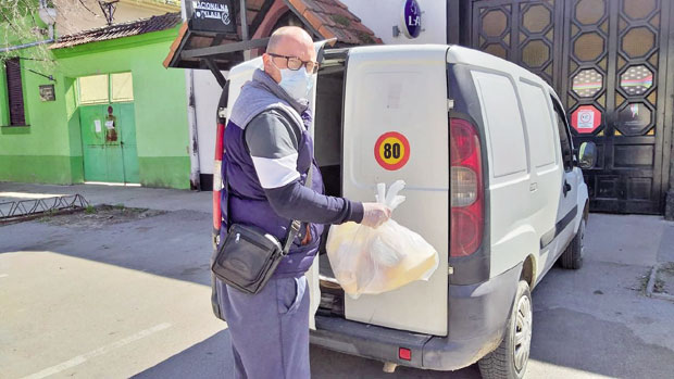 Дежурају непрекидно, умор им се види на лицима, захвални су што добијају топао ручак: Кикинђани спремају оброке за инфективно одељење