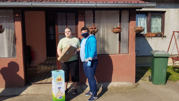 Лаптоп за децу са посебним потребама: Удружење Чепом до осмеха обрадовало петочлану породицу у Добринцима