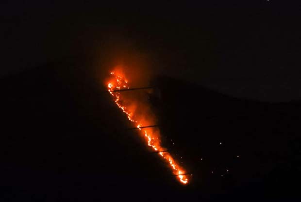 БУКТИ пожар на Гучеву: Ватрена стихија захватила недоступне делове, ватрогасне екипе већ САТИМА НА ТЕРЕНУ (ФОТО)