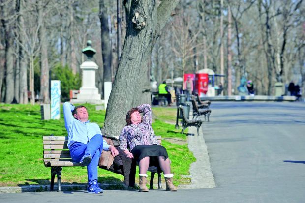 Желе да поразговарају, макар и с полицајцем: Због чега су све пензионери кршили наредбе