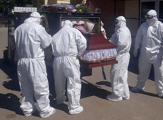 Сахрањена прва жртва короне у Пожаревцу: Старица испраћена по посебном протоколу, надгробна плоча заливена пур-пеном (ФОТО)