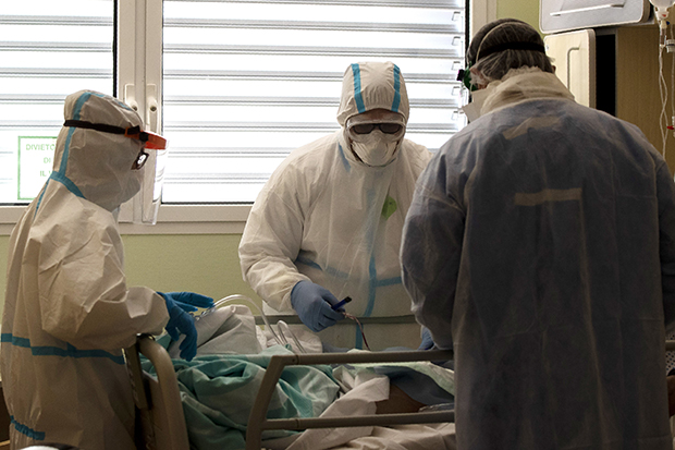 Пацијент је преминуо јер нико није имао ВРЕМЕНА да дође до њега, неке и НЕ ПОКУШАВАМО да реанимирамо Језива сведочења сестара о ситуацији у америчким болницама