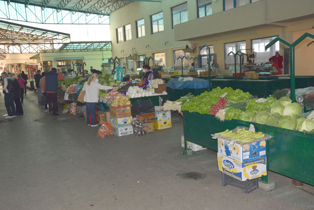 Јагодицни су једини у Србији поново отворили Зелену пијацу: Пуне тезге свима годе