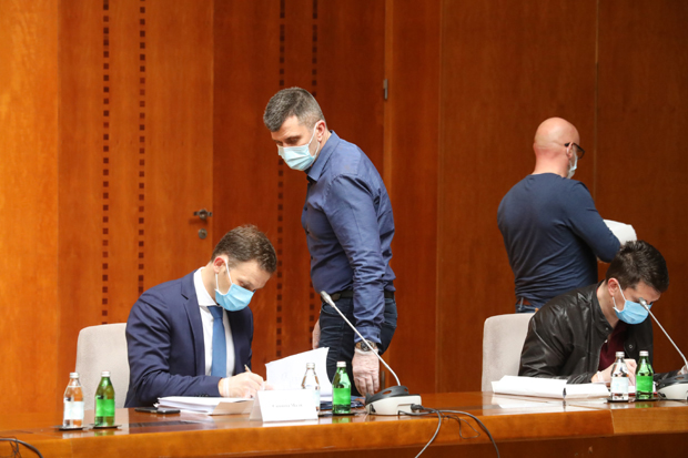 Влада Србије ПОТВРДИЛА: Ево када ће сваки пунолетан грађанин добити по 100 ЕВРА