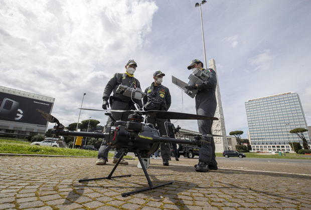 Ово је до скоро било незамисливо: Дронови у Италији мере људима температуру и кажњавају преступнике