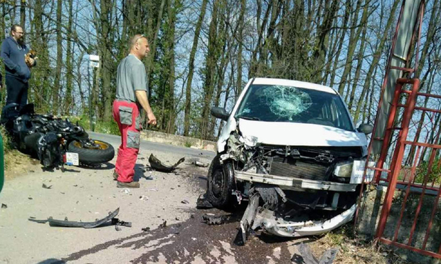 Мотоциклиста после судара летео 20-так метара: Удес код Рипња (ФОТО)