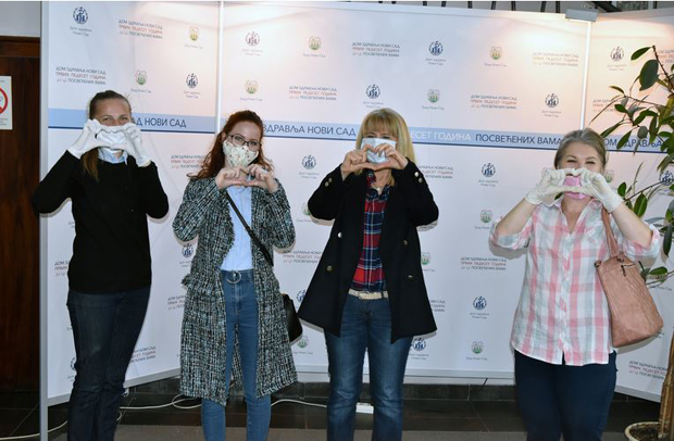 Дому здравља у Новом Саду стигао поклон из Инђије: Средњошколци даривали 500 маски (ФОТО)