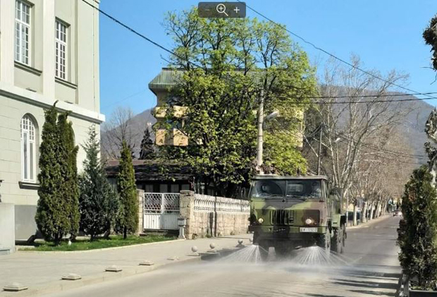 Припадници АБХО Војске Србије дезинфикују улице у Врању (ВИДЕО)