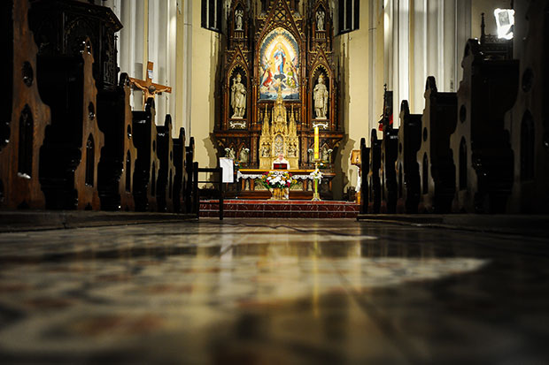 Празна католичка црква у Новом Саду: Ускршња миса одржана без верника (ФОТО)