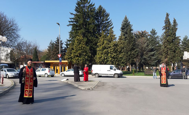 Тамјаном против вируса: Свештенство Епархије будимљанско-никшићке кадило улице Берана
