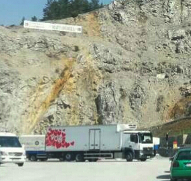 Демократска Црна Гора: Полиција види пакет хране зденке поповић, а не види шлепер д 20 тона за злоупотребе ДПС-А