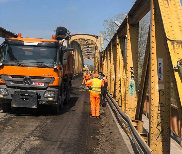 Спојили лепо са корисним: У Ћуприји искористили забрану кретања и - асфалтирали мост (ФОТО)