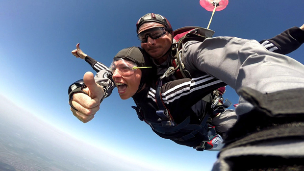 Желите да скочите са 3.000 метара? Обратите се Жељку и - уживајте: Како су многе познате личности завршиле у загрљају полицијског официра из Кикинде